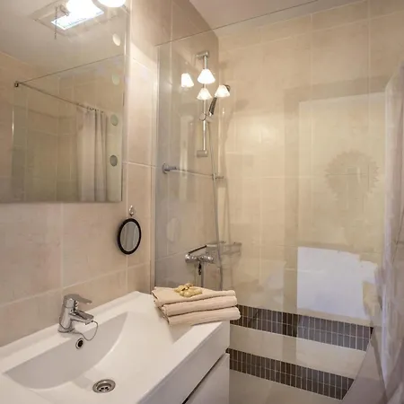 Elegante Casa De Pescador Con Amarre En - Hisp-288-59