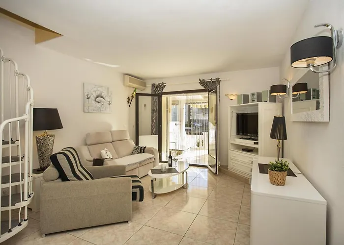 Elegante Casa De Pescador Con Amarre En - Hisp-288-59 * Empuriabrava